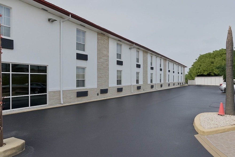Belmont Inn & Suites - photo 20