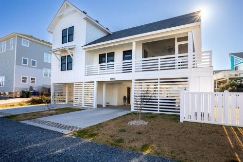 Rum DCA 600 ft to Beach with Hot Tub and Backyard in Nags Head, United States
