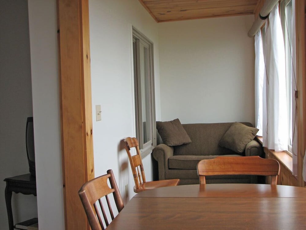 West Winds Motel & Cottages - photo 13