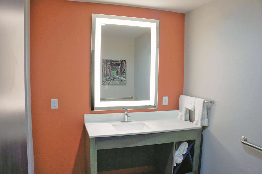 La Quinta Inn & Suites by Wyndham Pittsburg - photo 11