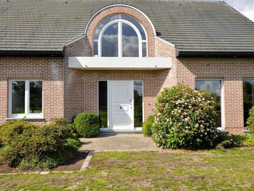 Spacious Villa in Zingem With Garden — 4-Star Luxury Hotel in Zingem, Belgium