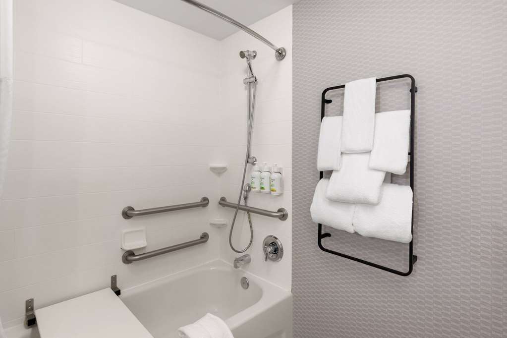 La Quinta Inn & Suites by Wyndham Knoxville Papermill - photo 6