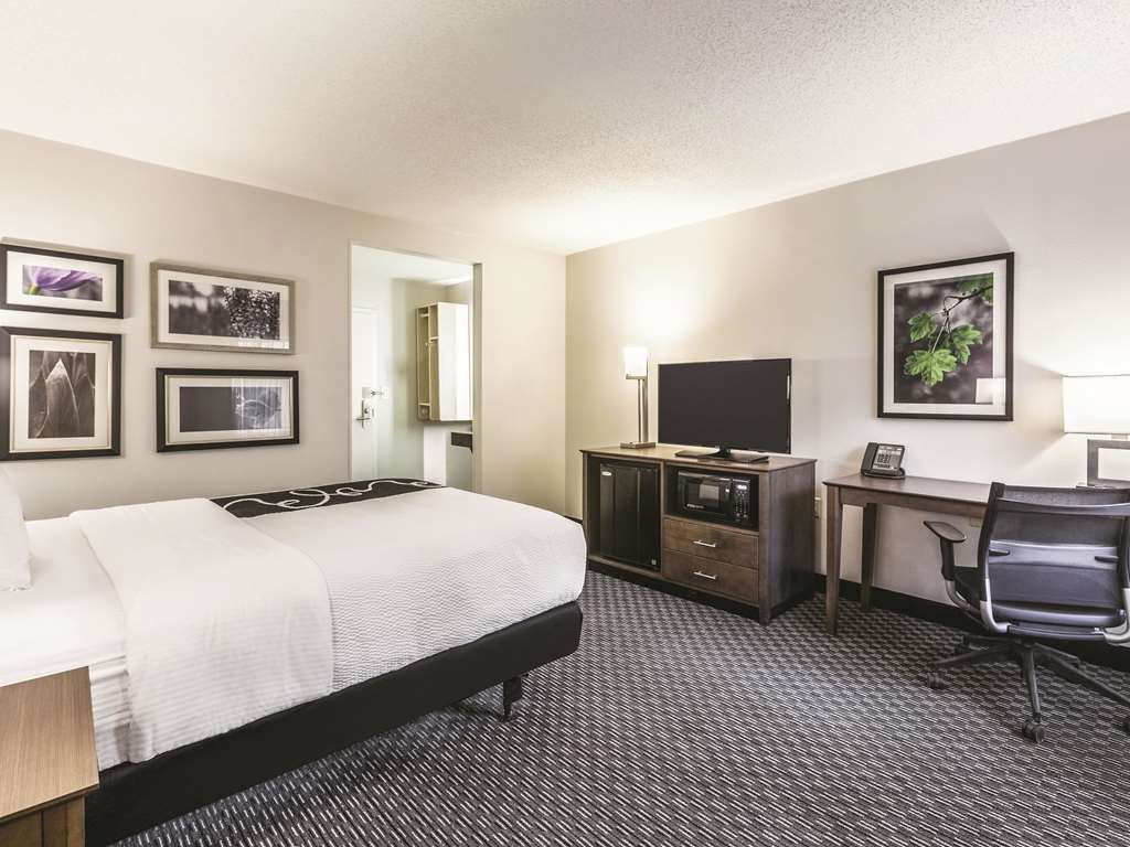 La Quinta Inn & Suites by Wyndham Atlanta Midtown Buckhead - photo 18