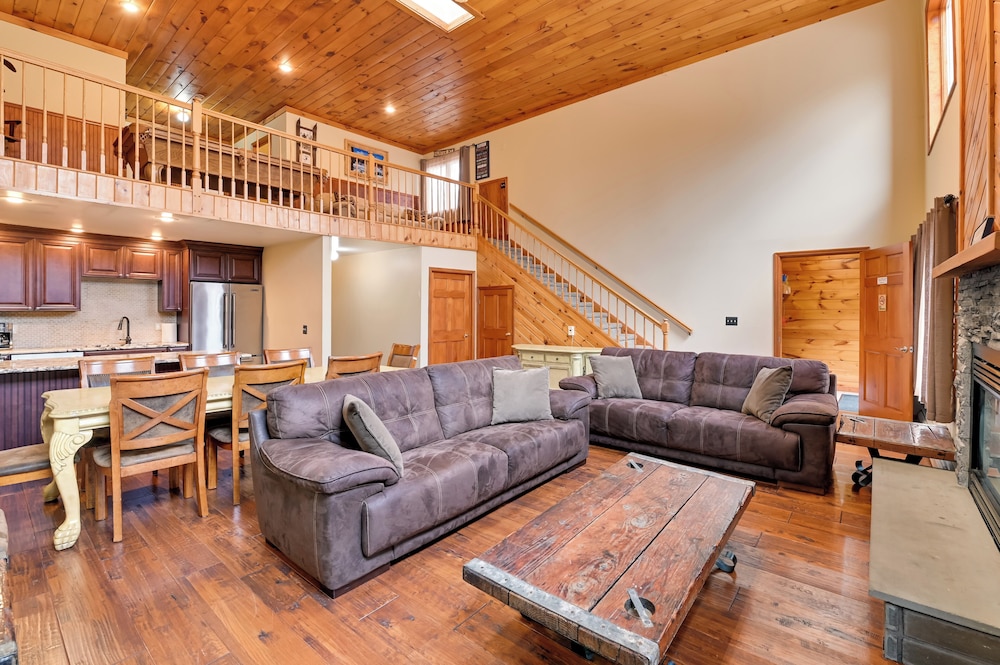 Walk to Hunter Village Family Ski Retreat w Deck — 4-Star Luxury Hotel in Hunter, United States