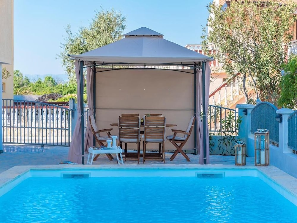 Villa Antonella — 4-Star Luxury Hotel in Privlaka, Croatia