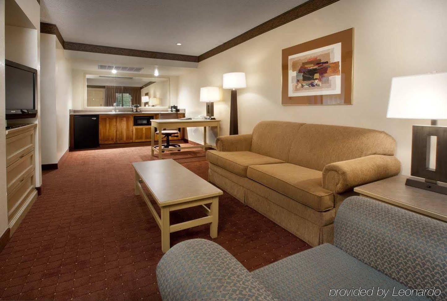 Embassy Suites Phoenix North - photo 11