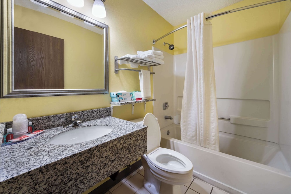 Econo Lodge Spotsylvania Town Center - photo 31
