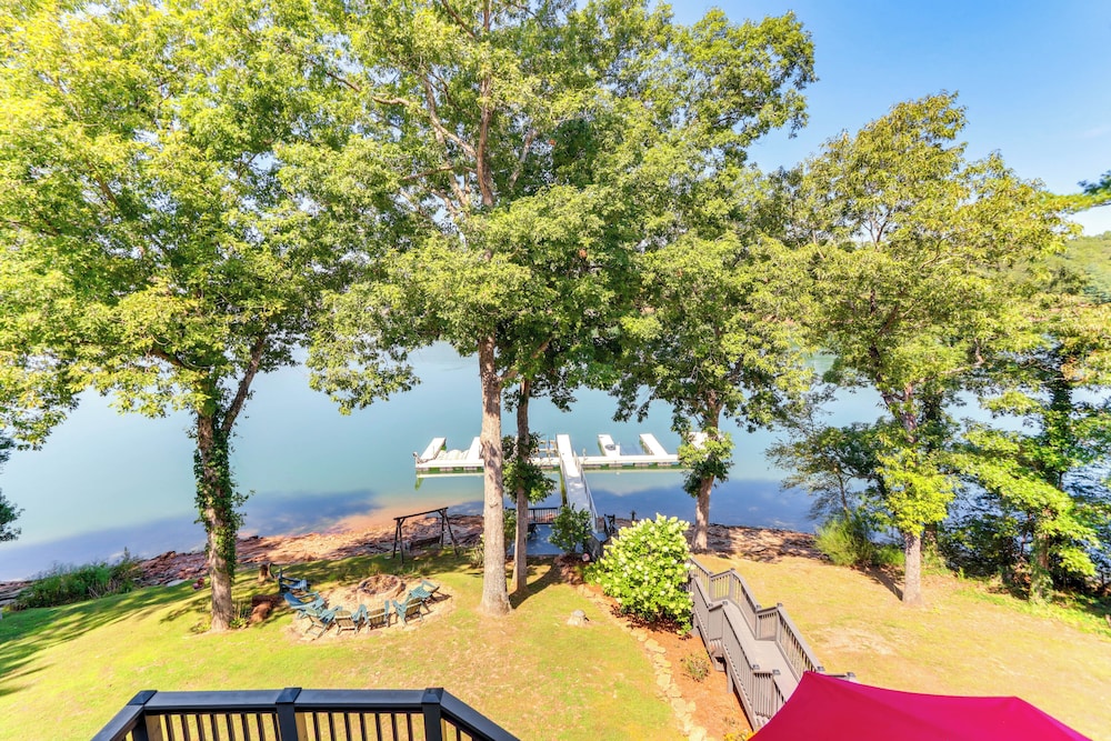 Blue Ridge Lake Townhome 7 Mi to Scenic Railway — 4-Star Luxury Hotel in Morganton, United States