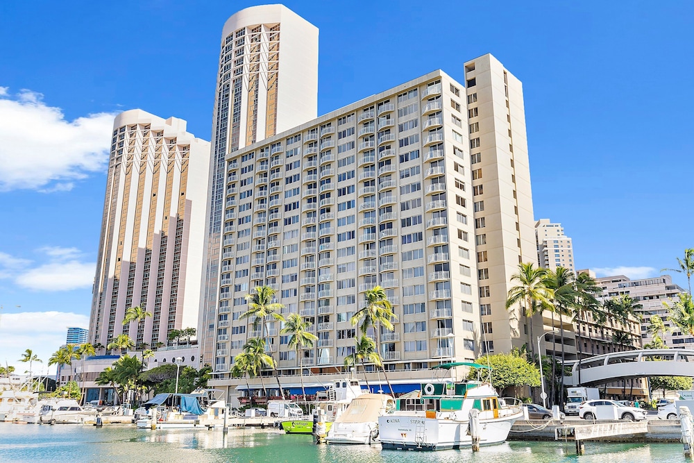 Stunning 1BR Ocean View Condo at Ilikai Marina — 4-Star Luxury Hotel in Honolulu, United States