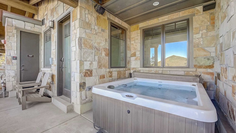 Hot Tub Walk to Park City Mtn Ski Lift Blackstone at the Canyons by AvantStay - featured photo