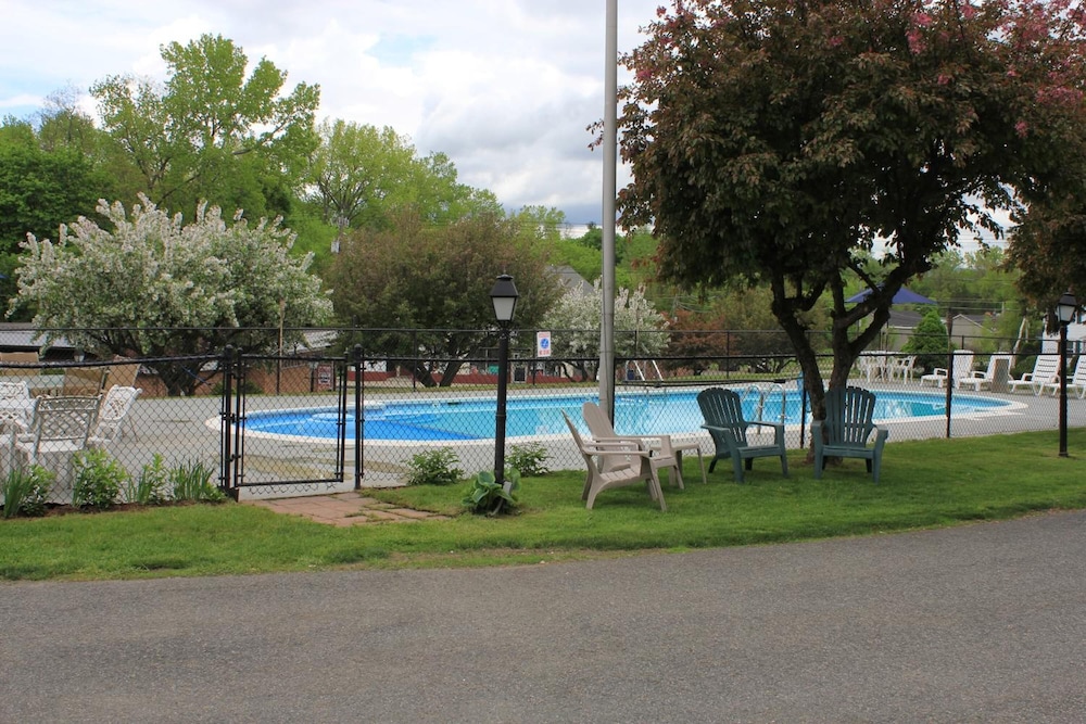 Berkshire Inn - photo 20