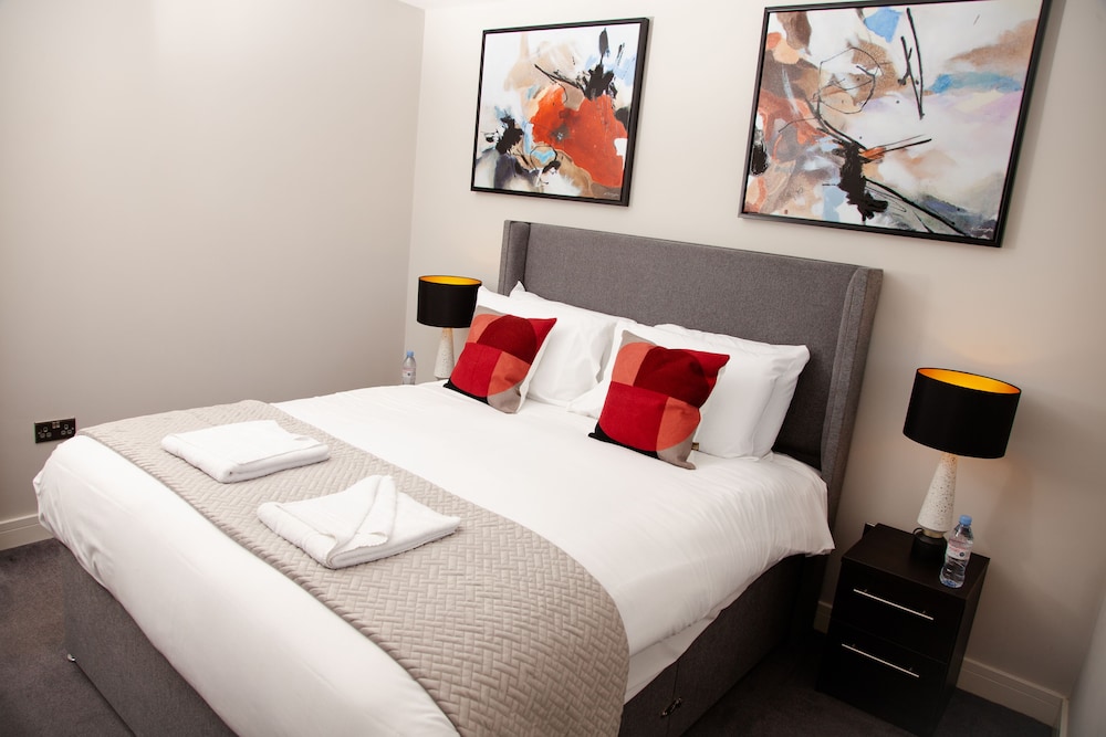 High Life Luxury Serviced Apartments — 4-Star Luxury Hotel in Swindon, United Kingdom