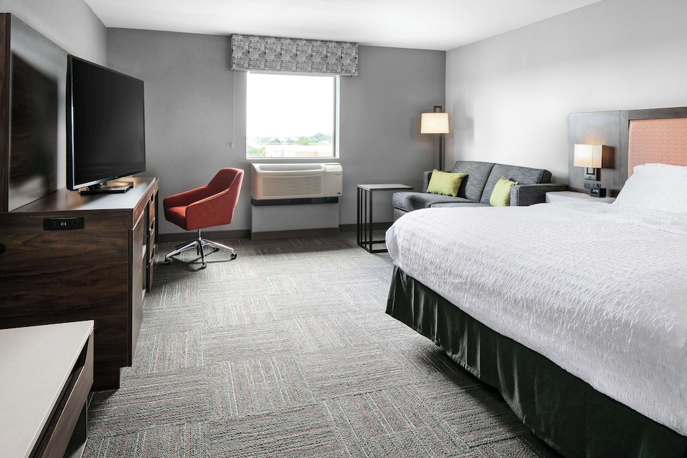 Hampton Inn & Suites West Bend - photo 23