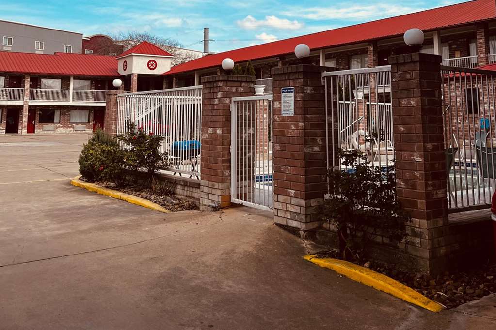 Econo Lodge Inn & Suites Downtown San Antonio Riverwalk Area - photo 3