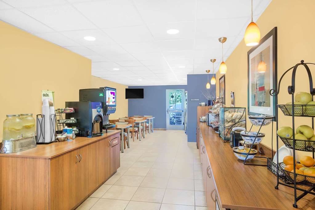 Microtel Inn & Suites by Wyndham Chili Rochester Airport - photo 15