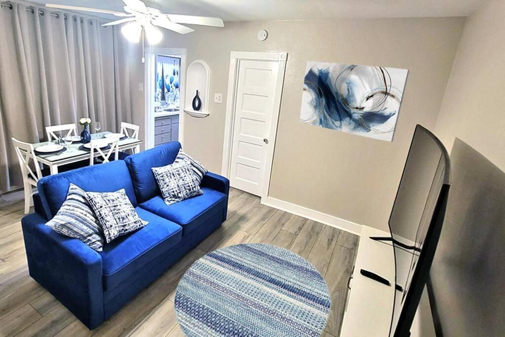 Beautiful Guesthouse Sleeps 4 Kitchen Private Laundry AC Parking 65' TV Close to Stores Restaurants & Beach — 4-Star Luxury Hotel in Long Beach, United States