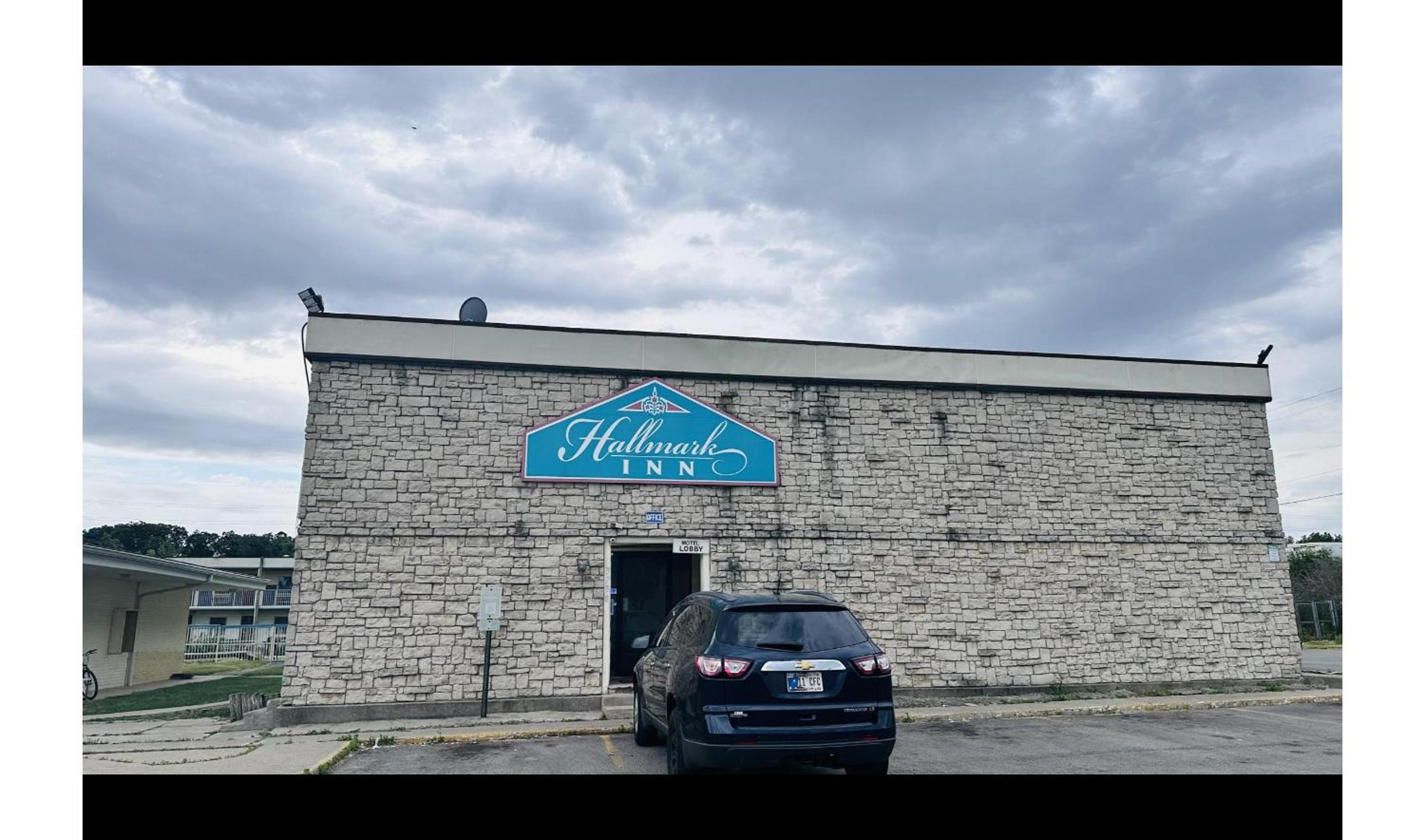Hallmark Inn By OYO Fort Wayne - photo 2