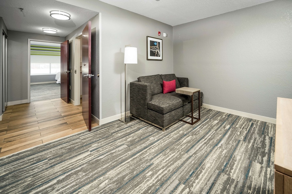 Hampton Inn Wilson Downtown - photo 21