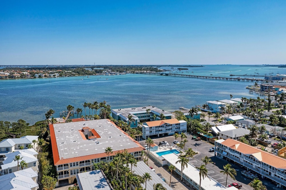 Beach Palms 6B by Anna Maria in Bradenton Beach, United States