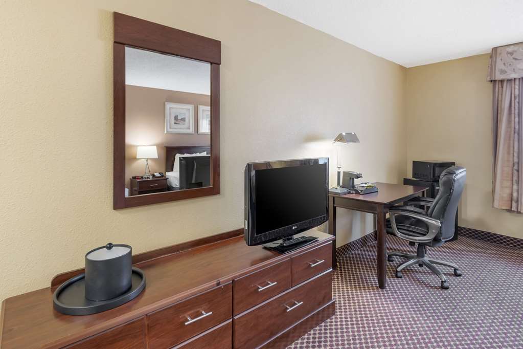 Quality Inn & Suites Bloomington University Area - photo 23