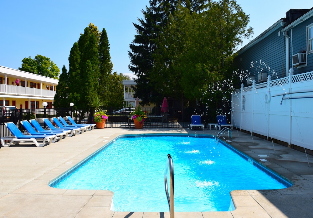 O'Sullivan's On The Lake Motel - carbon neutral hotel in Glens Falls