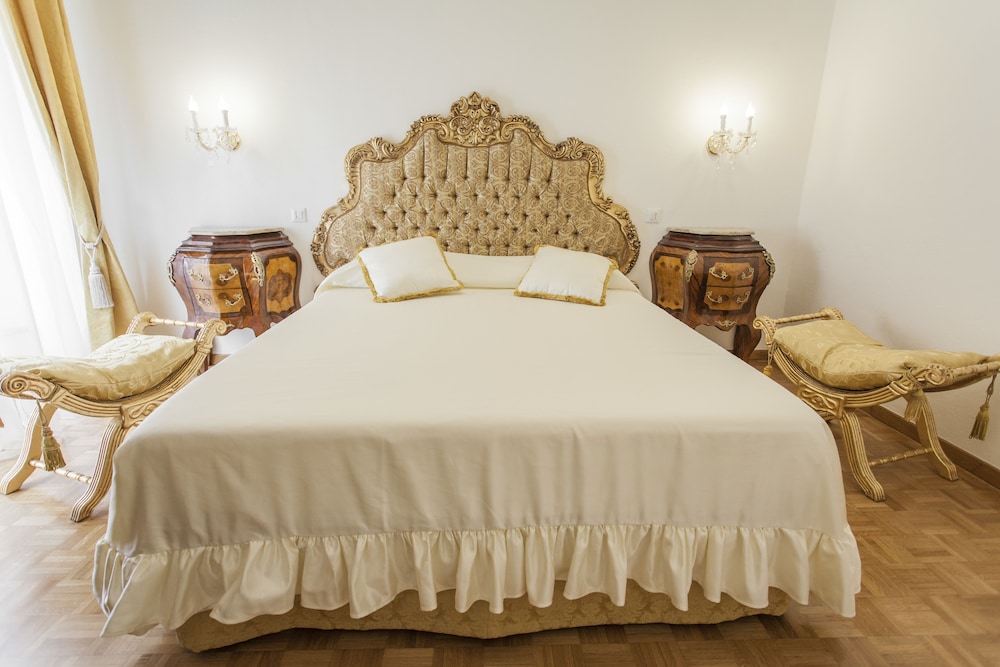 Suite Sarandrea — 4-Star Luxury Hotel in Rome, Italy