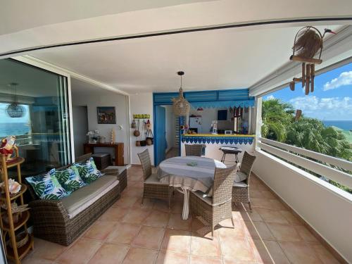 Les Floralies Gwada 4 Superbe vue mer 180 cuve à Eau — 4-Star Luxury Hotel in Saint-Francois, Guadeloupe