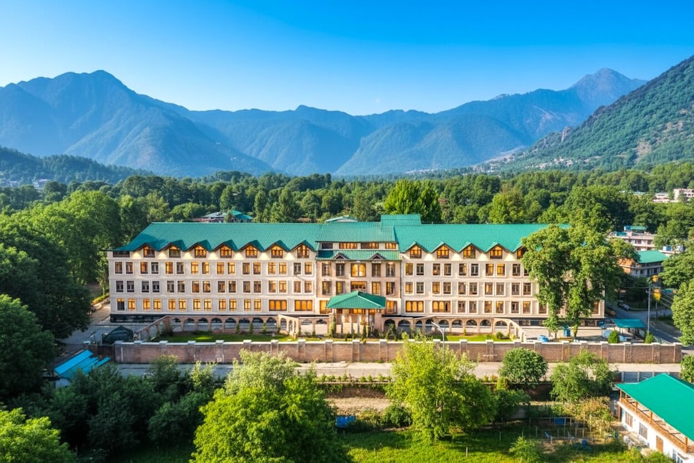 Hotel The Dewan - carbon neutral hotel in Srinagar