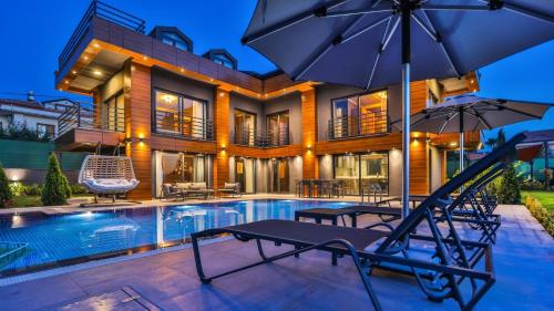 Luxury Villa Close to Shops and Restaurants Large Garden Pool Table and Table Tennis — 4-Star Luxury Hotel in Fethiye, Turkey