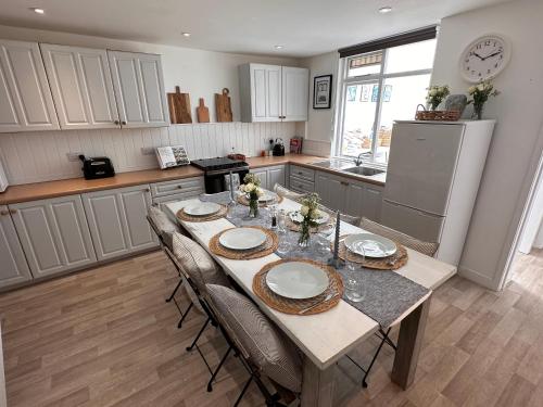 Stylish 3BR Cowes Cottage Close To The Waterfront — 4-Star Luxury Hotel in Cowes, United Kingdom
