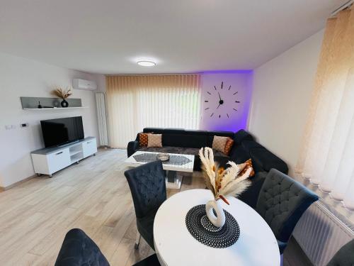 Happy Dreams Oasis Cazin Modernes Apartment 60m2 WiFi & Balkon — 4-Star Luxury Hotel in Cazin, Bosnia and Herzegovina