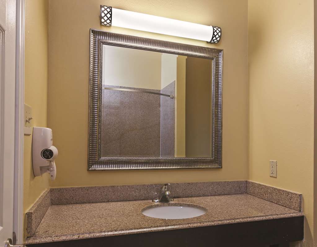 La Quinta Inn & Suites by Wyndham Angleton - photo 18