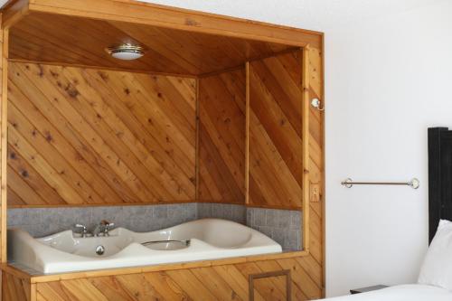 Bridge Inn Tomahawk 1st Floor 2 Queen Size Bed Walkout River View — Tomahawk