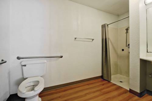 Travelodge By Wyndham Pompano Beach - photo 2