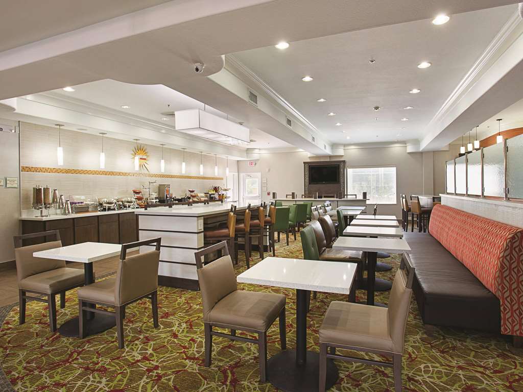 La Quinta Inn & Suites by Wyndham Houston Channelview - photo 12