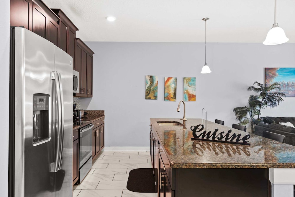 Spacious 4BR Townhome With Pool at Storey Lake - photo 14