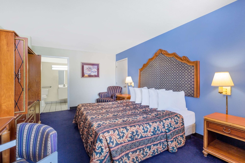 Days Inn by Wyndham San Antonio - photo 10