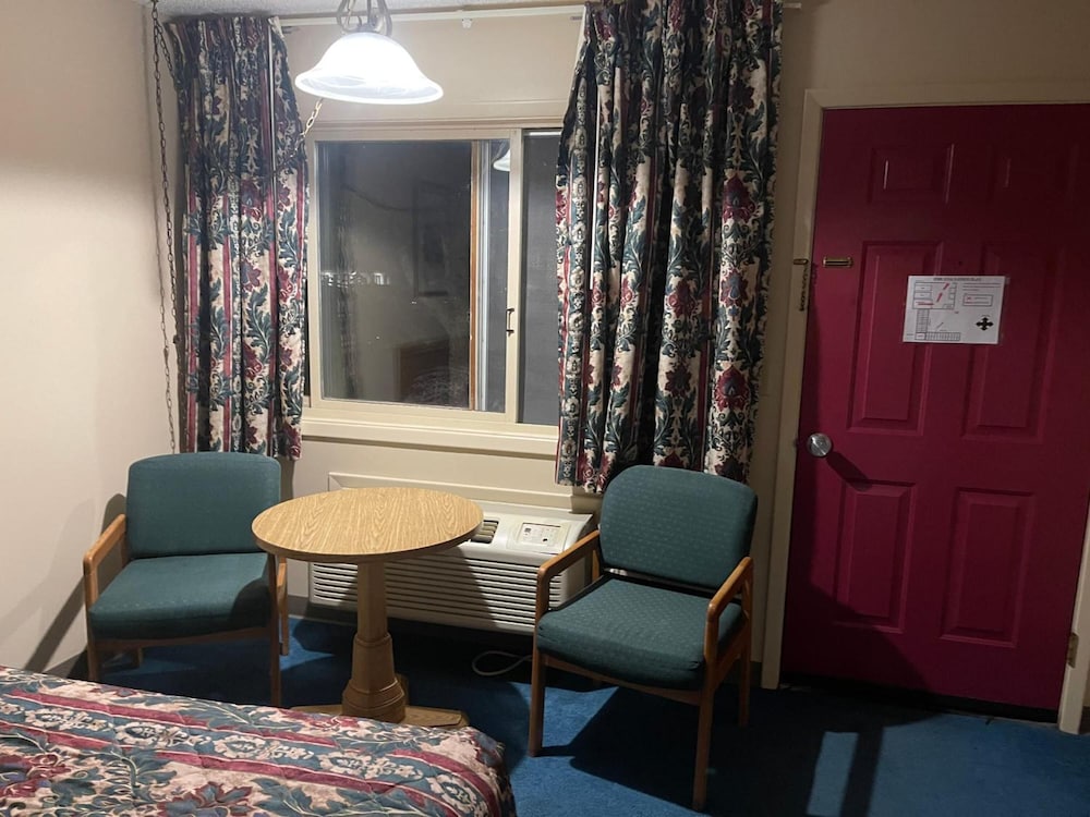 Dollinger's Motor Inn - photo 8