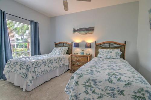 Coral Falls of Lely w Tiki Huts & Heated Pool — 4-Star Luxury Hotel in Lely Resort, United States