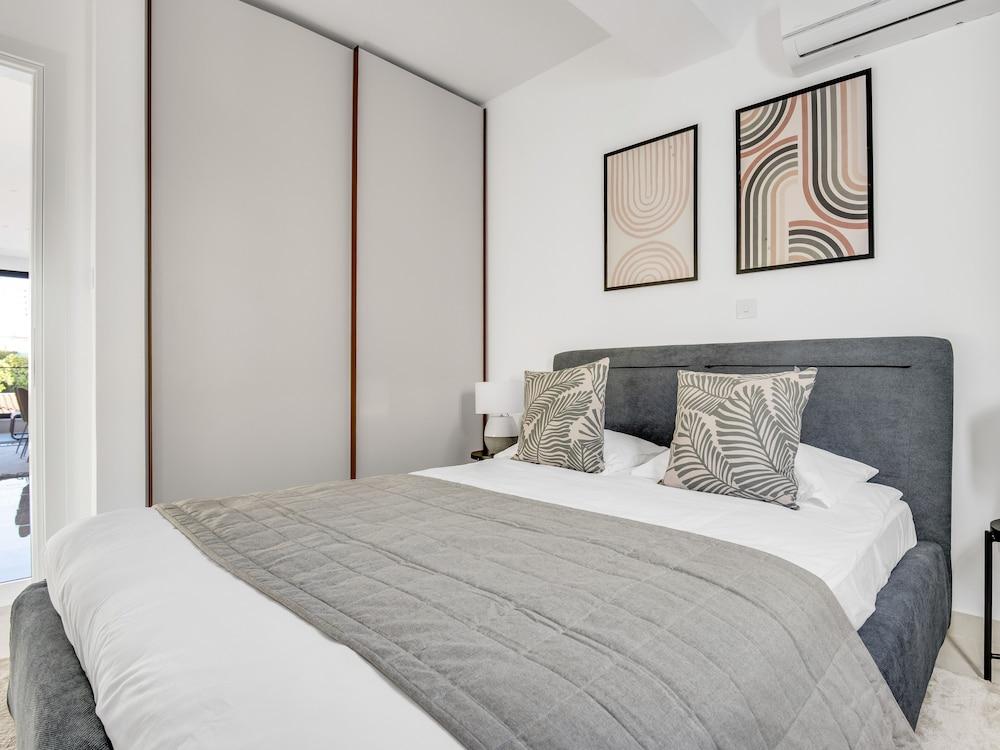 Sanders Evolution 2 2 Bedroom Apartment With Private Rooftop and Jacuzzi