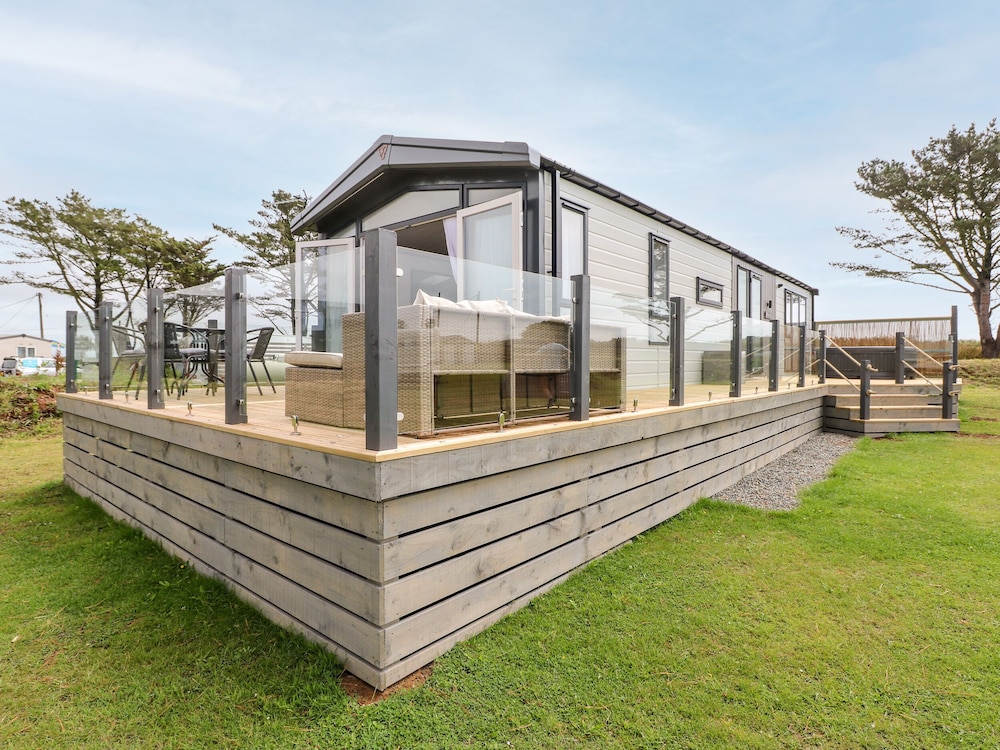 Puffin Lodge — 4-Star Luxury Hotel in Haverfordwest, United Kingdom