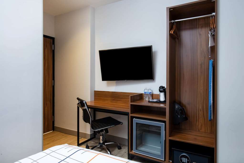 La Quinta Inn & Suites by Wyndham Times Square South - photo 21