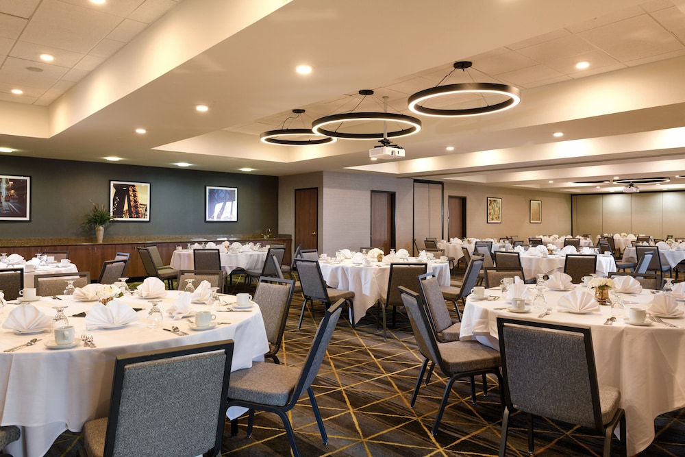 Holiday Inn & Suites Oakland Airport by IHG - photo 61