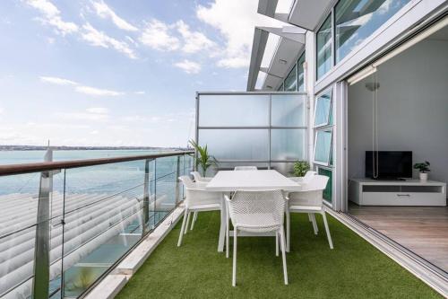 Spacious Penthouse With Spectacular Harbour Views — 4-Star Luxury Hotel in Auckland, New Zealand