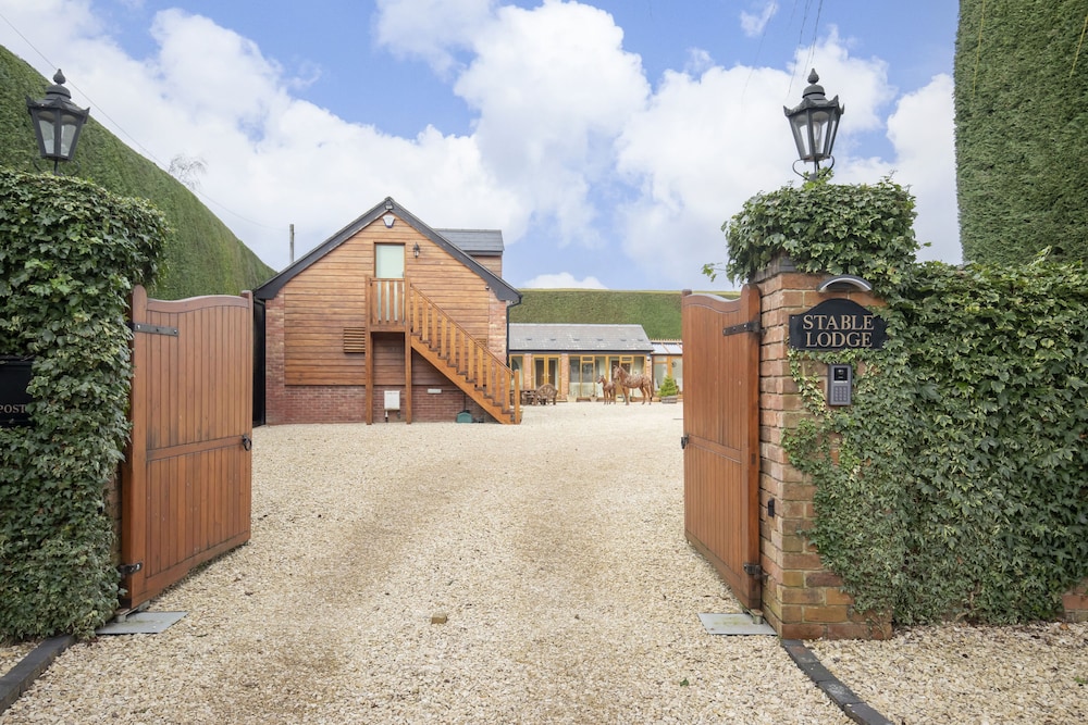 Stable Lodge Boutique B&B — 4-Star Luxury Hotel in Cheltenham, United Kingdom
