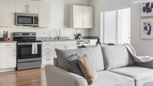 Landing Modern Apartment with Amazing Amenities — 4-Star Luxury Hotel in Overland Park, United States