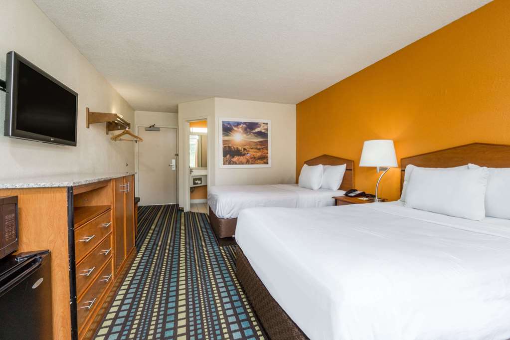 Days Inn by Wyndham Florence Cincinnati Area - photo 8