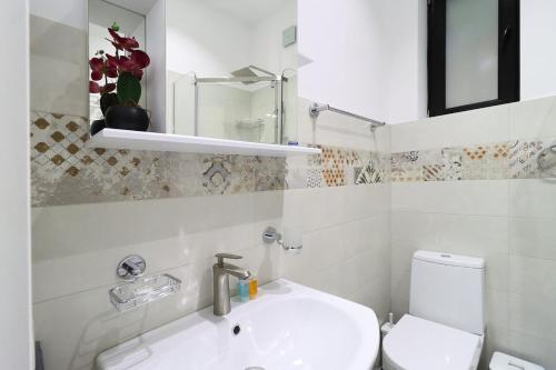 Modern 1br Apt Near Rustaveli by Wehost