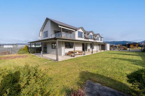Acheron Homestead Te Anau Holiday Home — 4-Star Luxury Hotel in Te Anau, New Zealand