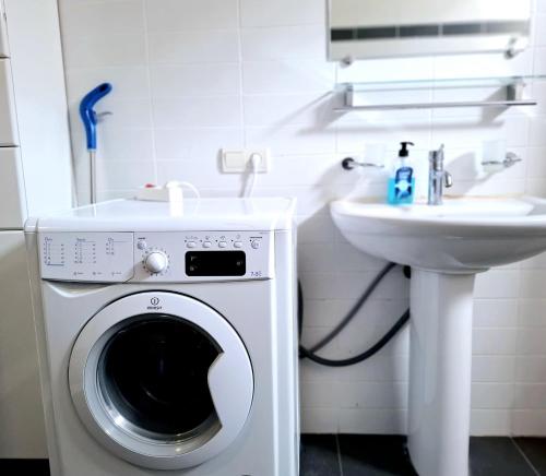 City Center 2BDR Apartment near Rustaveli Av
